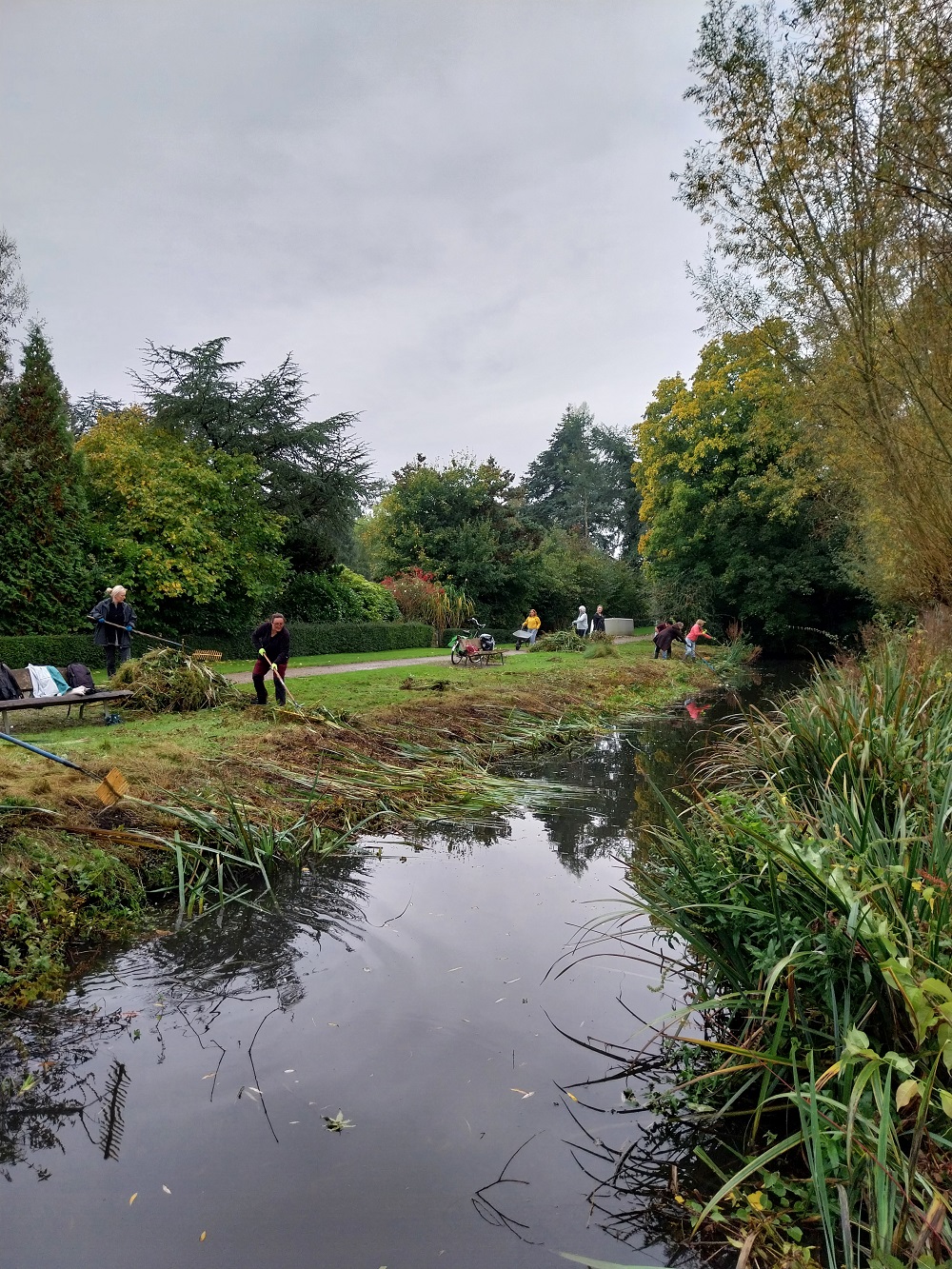 Schone, gebaggerde sloot op Amstelglorie, voor meer biodiversiteit